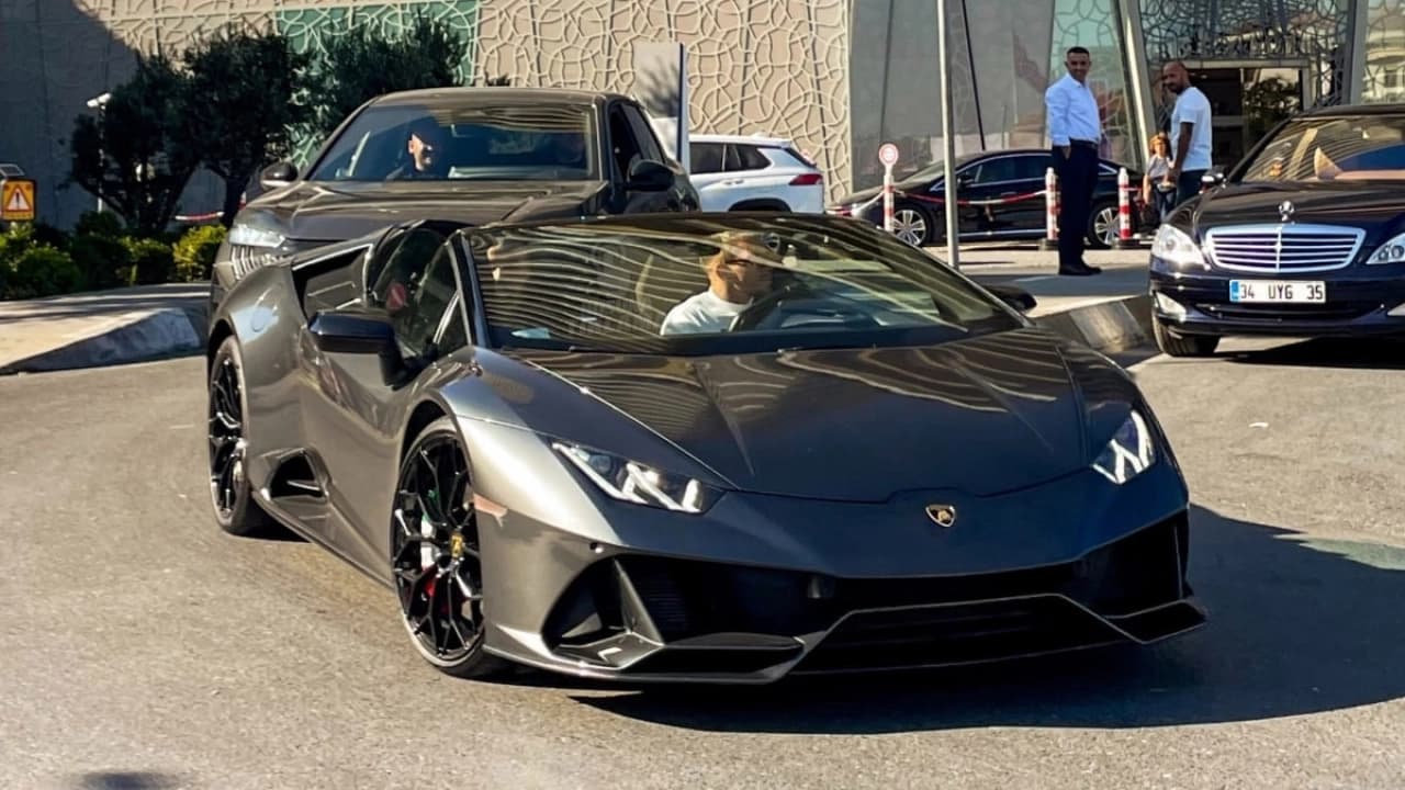 Galatasaraylı Lucas Torreira 56,5 milyon liralık otomobiliyle görüntülendi