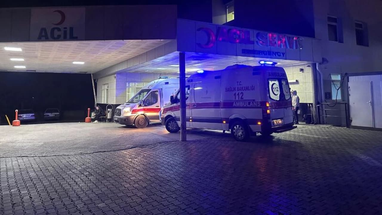 İzmir'de gıda zehirlenmesi şüphesiyle 80 işçi hastaneye kaldırıldı