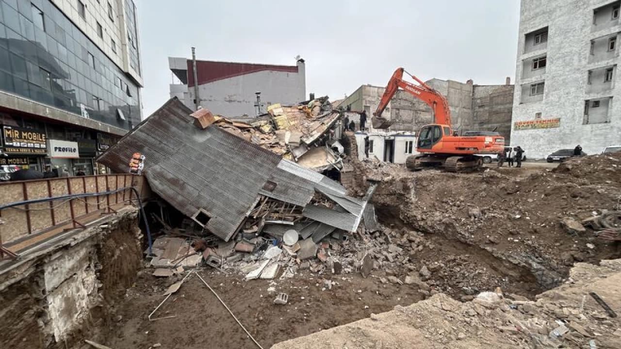 Van'da kazı alanının bitişiğindeki lokanta çöktü