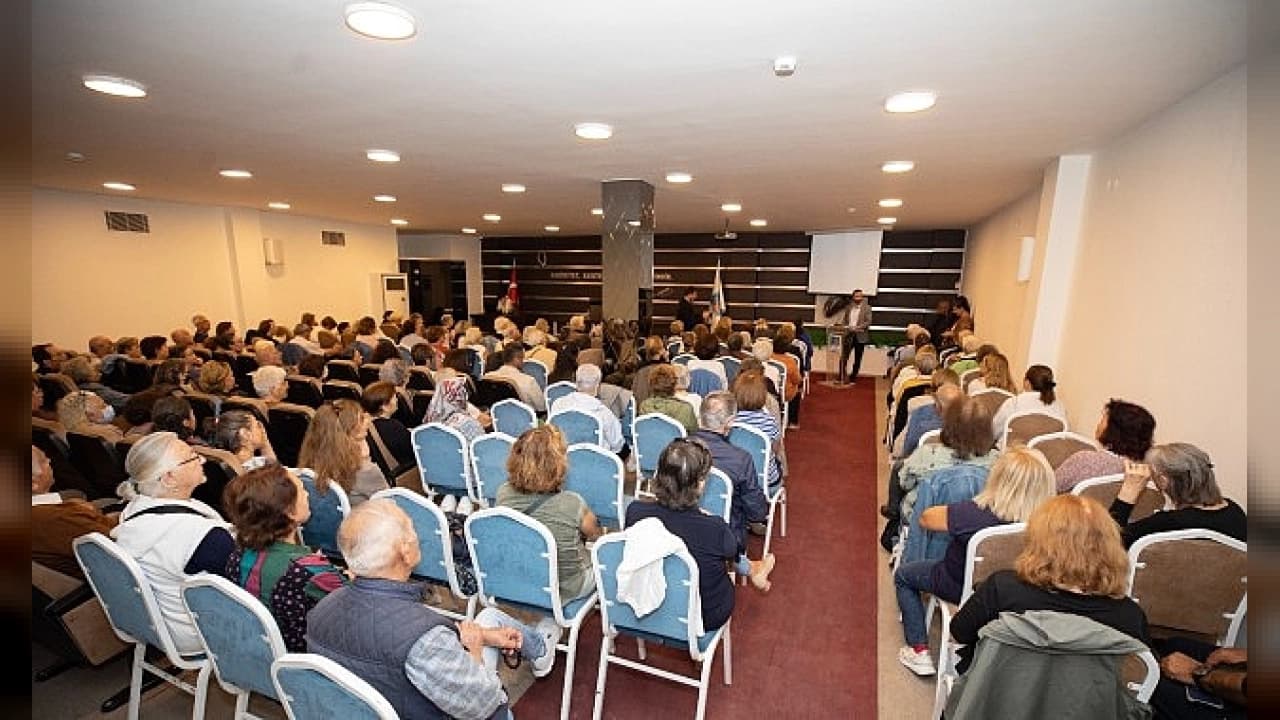 Narlıdere'de 60 yaş üstü için 3. Yaş Üniversitesi eğitime başladı