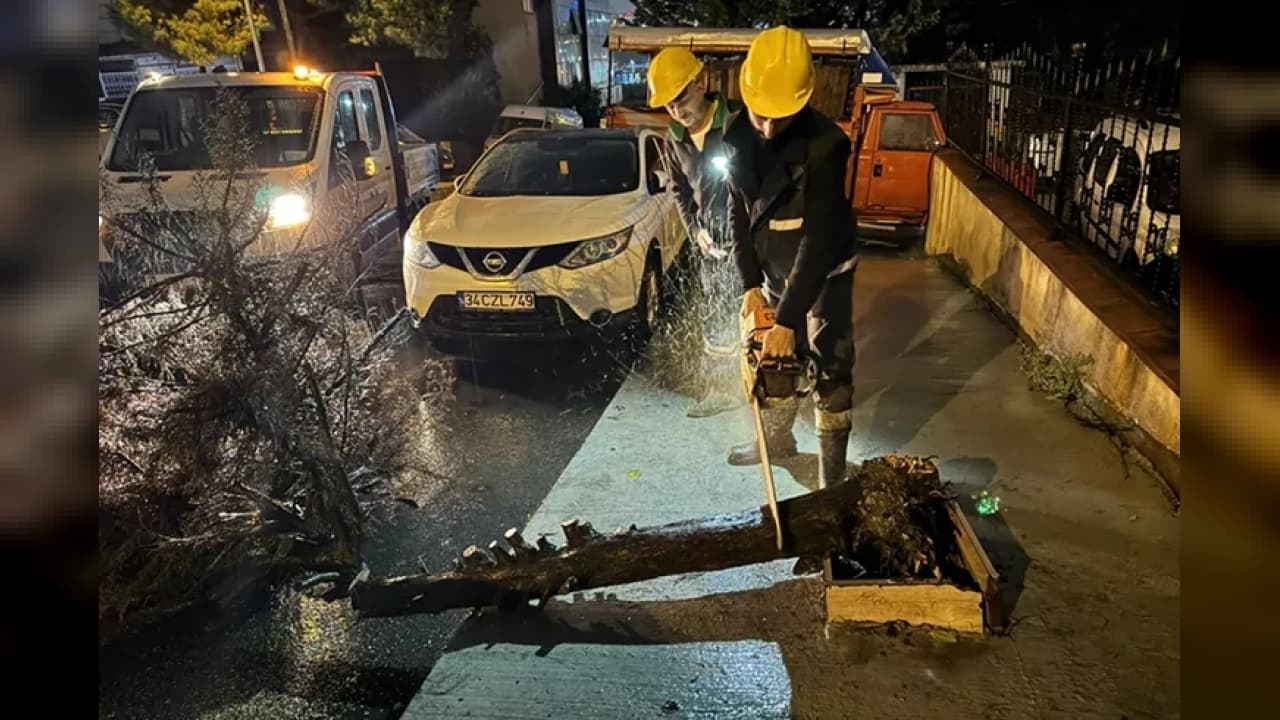 Beylikdüzü'nde sağanak alarmı: Ekipler 164 ihbara müdahale etti