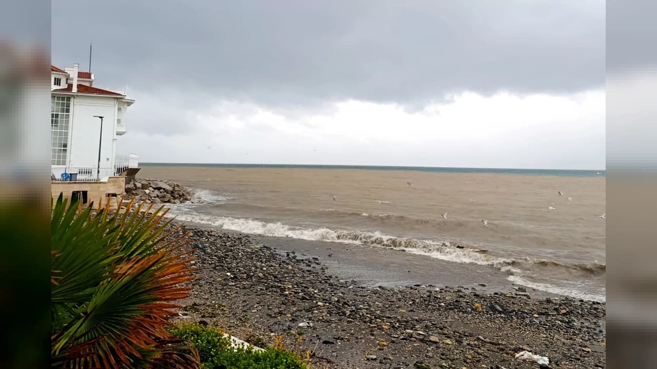 Mudanya'da yağışın ardından sahil şeridinde deniz kahverengiye döndü