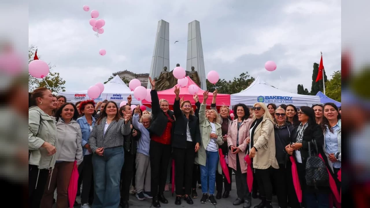 Bakırköy'de meme kanserine karşı pembe şemsiyeli yürüyüş yapıldı