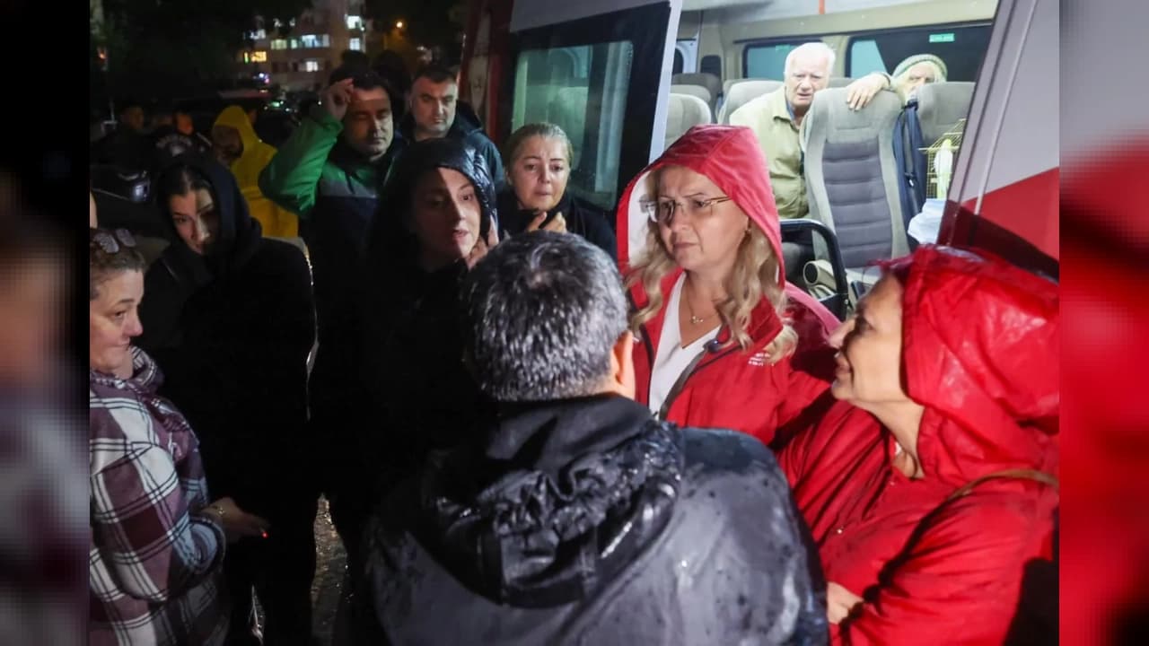 Bakırköy'de yağış sonrası 129 ihbara müdahale edildi 14 kişi tahliye oldu
