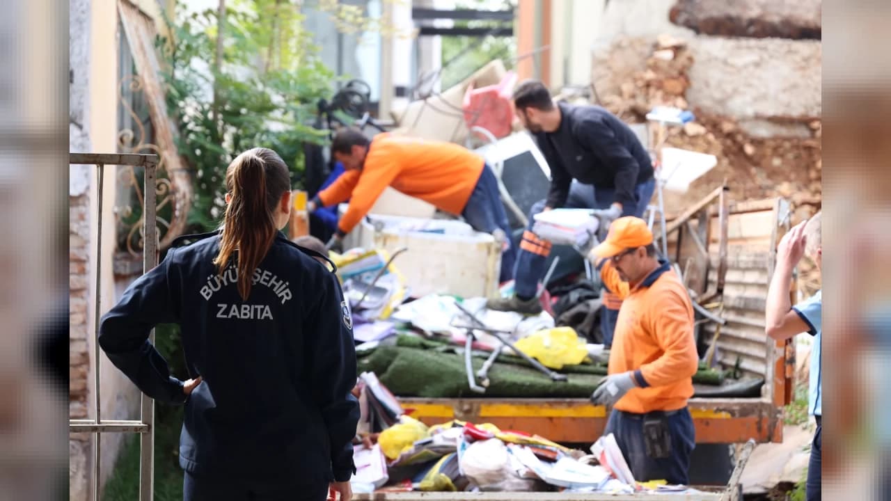 Balbey Mahallesi'nde 7 Noktadan 15 Kamyon Atık Toplandı