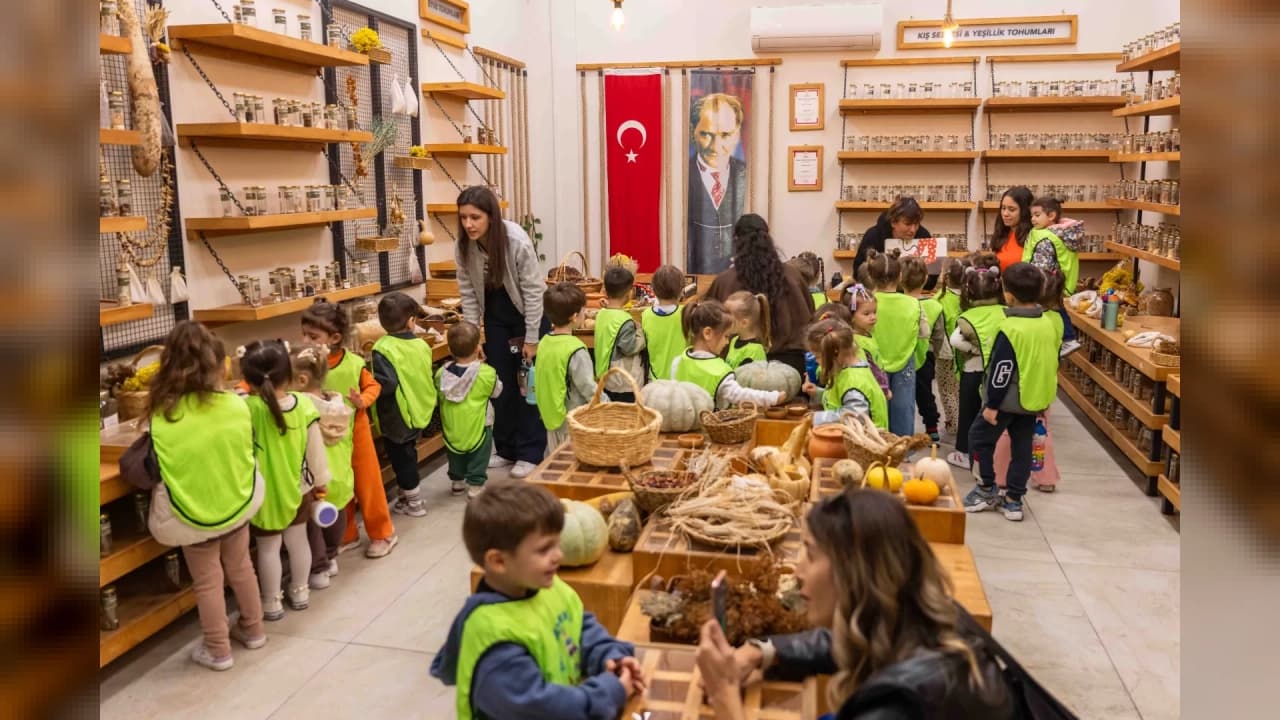 Bornovalı çocuklar tohum merkezini gezdi ve zeytin fidanı dikti