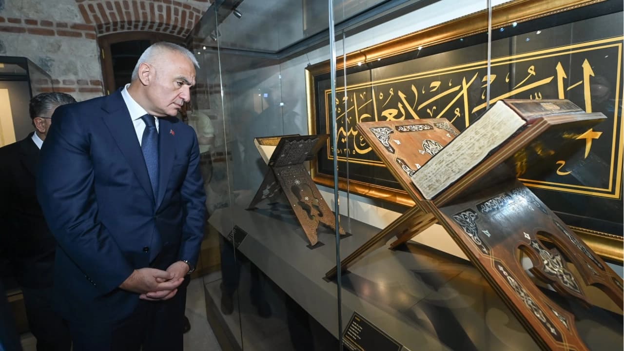 Hattat Mehmet Özçay el yazması mushafını TÜYEK'e bağışladı