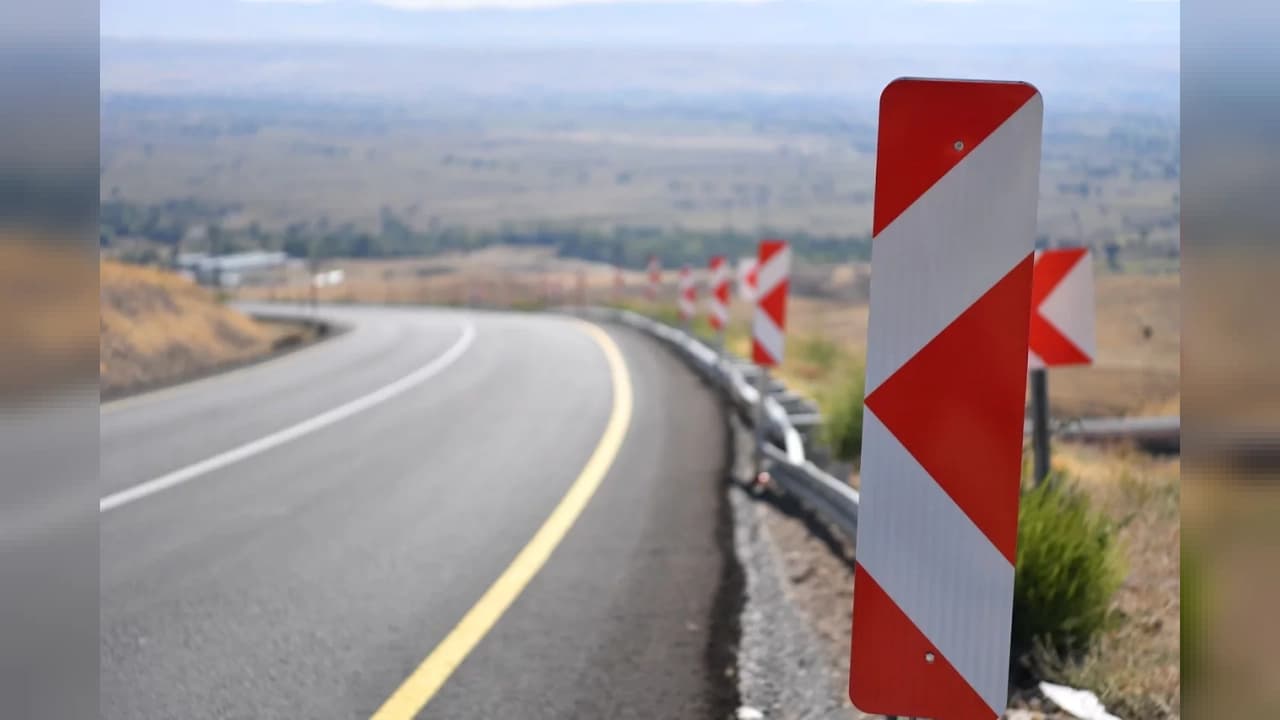 Kayseri'de kırsal yollarda kış öncesi kar direği dikildi