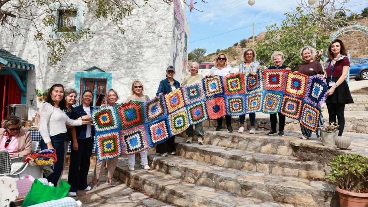 Bodrumlu kadınların ördüğü 1400 motif sokak gölgeliği için birleştirildi