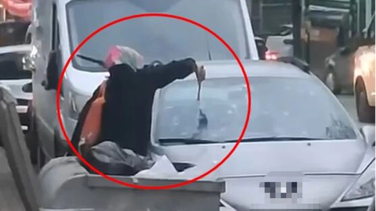 Bursa'da tartıştığı eşinin otomobiline çekiçle saldırdı
