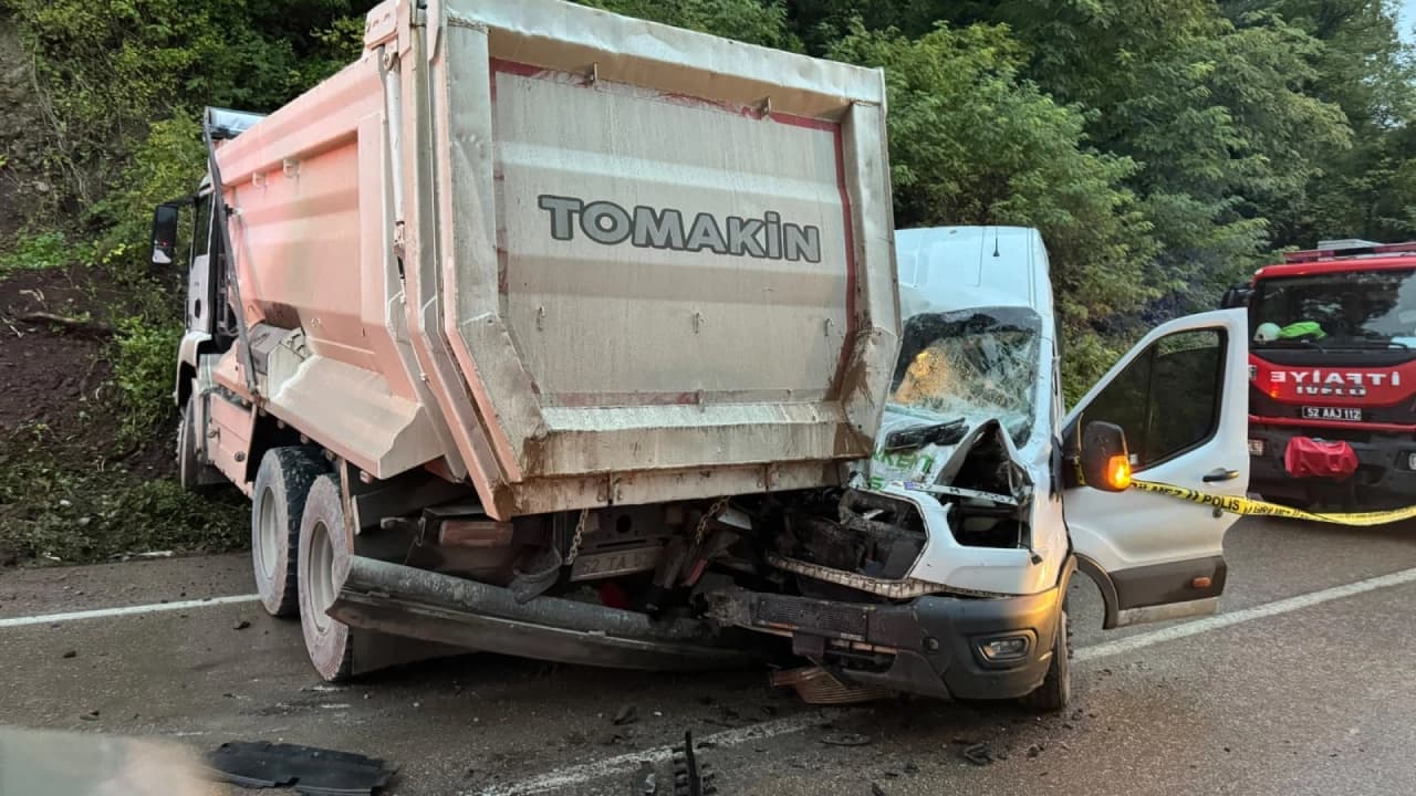 Fatsa'da minibüs ile kamyon çarpıştı: 1 kişi öldü, 23 kişi yaralandı