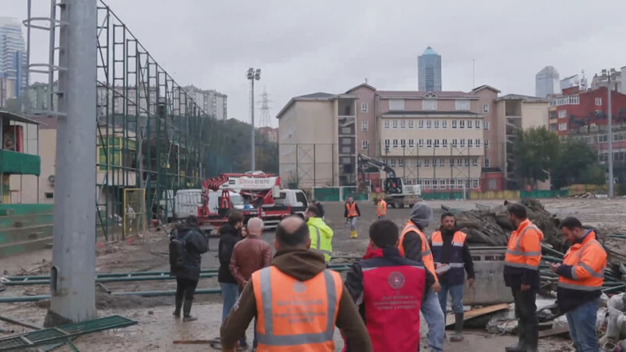 İstanbul Ayazağa'da sel sonrası riskli yapıların yıkımı başladı