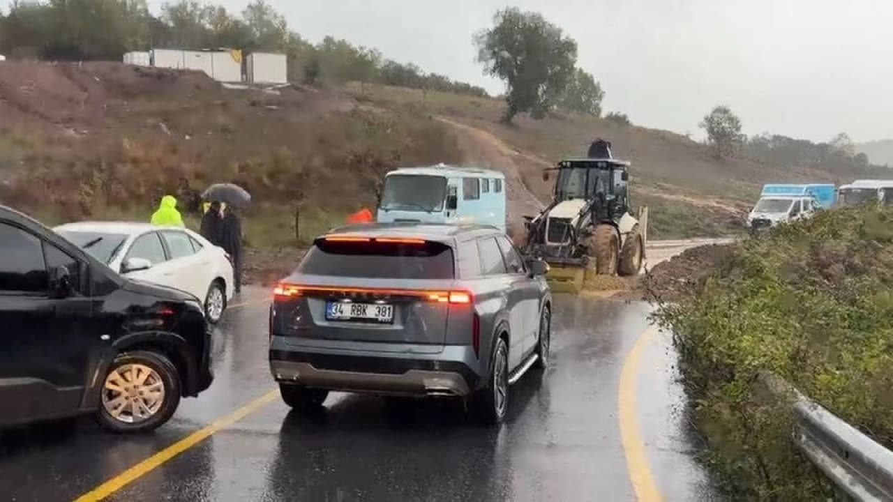 Şile'de iki ayrı noktada toprak kayması yaşandı ve yollar kapandı