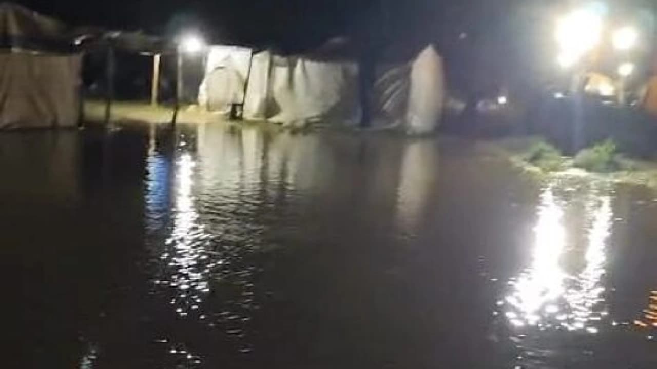 İnegöl'de sağanak tarım işçilerinin çadır alanını su bastı