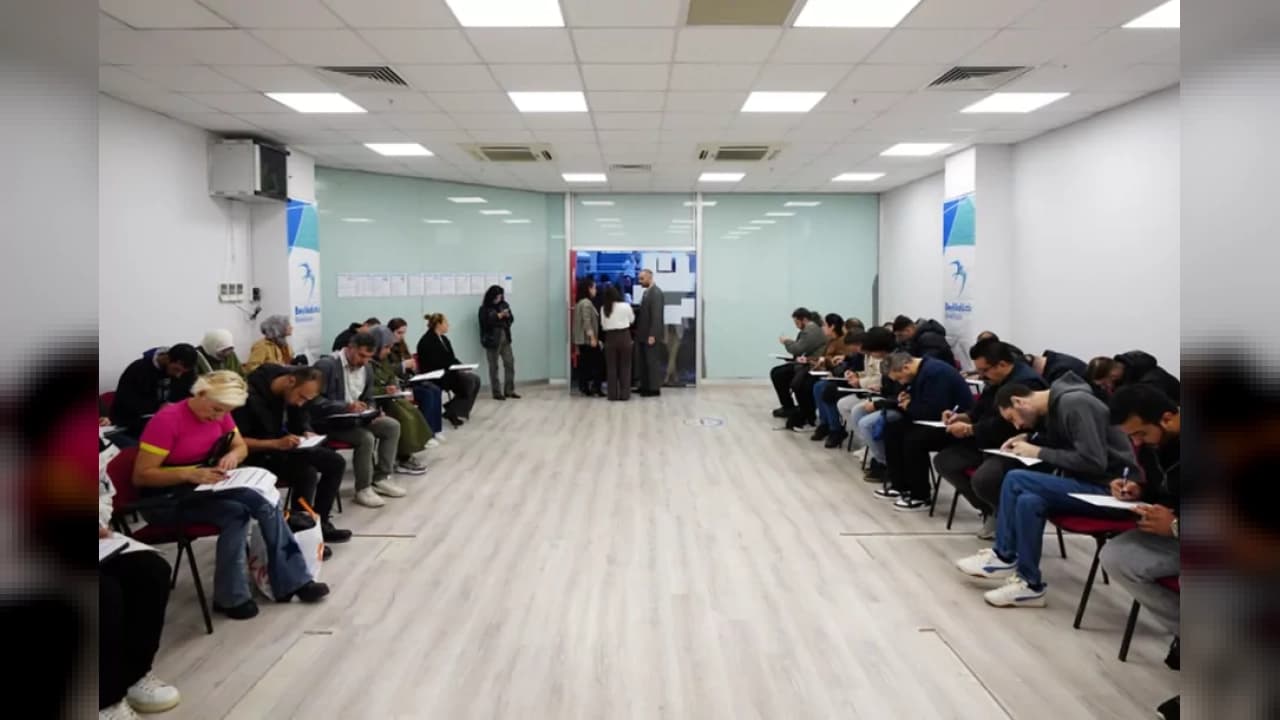 Beylikdüzü'nde istihdam buluşması: 14 firma vatandaşlarla bir araya geldi