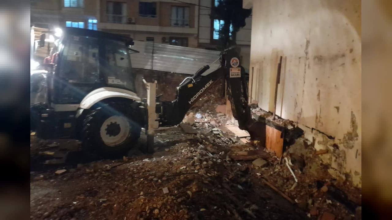 Maltepe'de sağanak ve fırtına sonrası 326 ihbara müdahale edildi