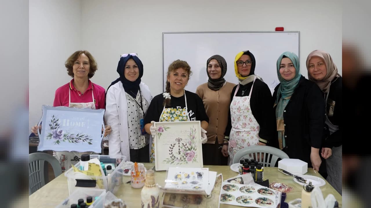 Sakarya Büyükşehir Belediyesi SAMEK kurslarıyla kadınlara üretim imkânı sunuyor
