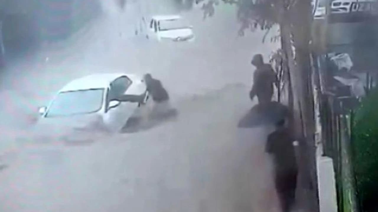 Sarıyer'de sele kapılan sürücüyü esnaf kurtardı