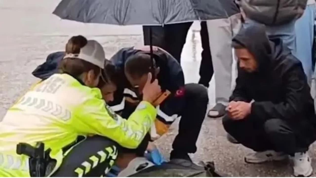 Bursa'da yaralı genci yağmurdan koruyan polise bakandan teşekkür