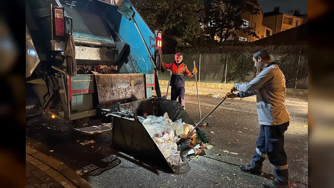 Gebze Belediyesi semt pazarlarının ardından temizlik yürütüyor