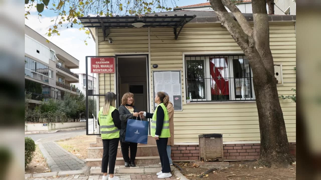 İzmir'de Muhtarlara Hediye Seti Dağıtıldı