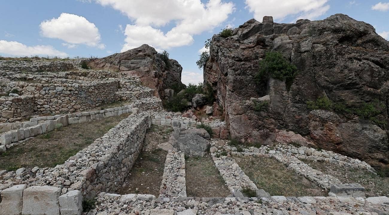 UNESCO Mirası Hattuşa’da 3 bin 500 yıllık Hitit mahallesi ayağa kaldırılıyor: Deprem izleri gün yüzüne çıkarıldı!