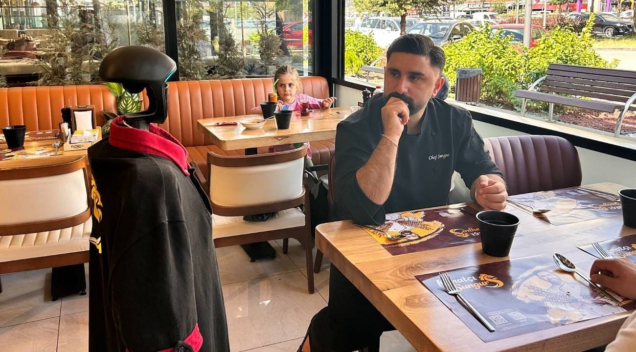 Restorana "Fiko" dopingi! Robot garson Fiko müşteri topluyor: Haftalık izni var, sürekli zam istiyor!