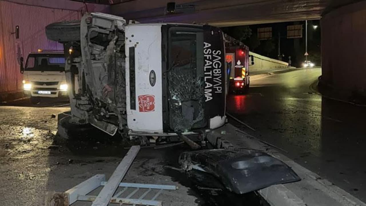 Avcılar’da Kontrolden Çıkan Asfalt Kamyonu Alt Geçide Uçtu: 1 Yaralı