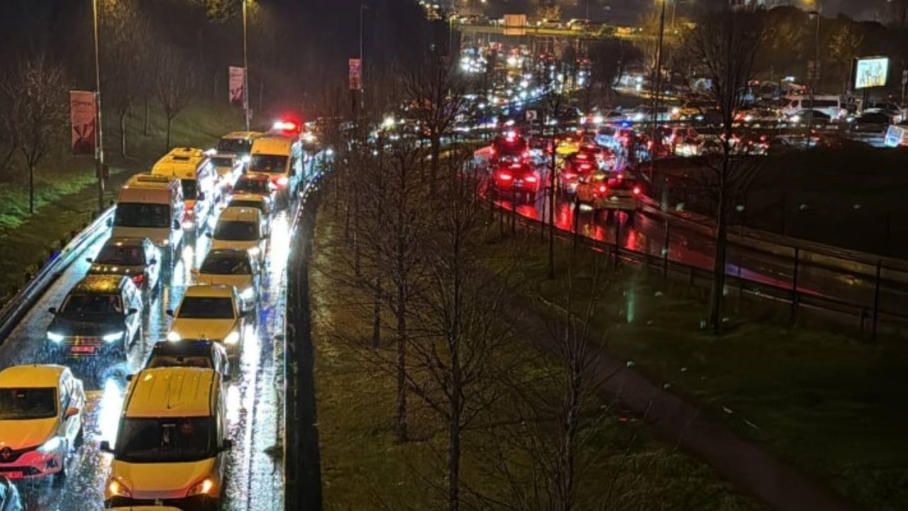 İstanbul'da Trafik Kilitlendi