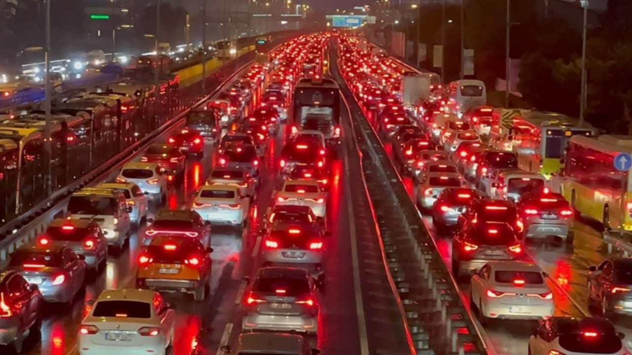 İstanbul'da Trafik Kilitlendi