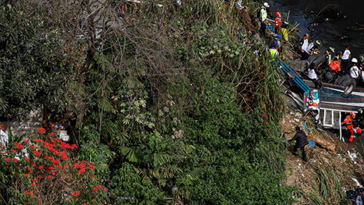 Guatemala'da yolcu otobüsü köprüden düştü